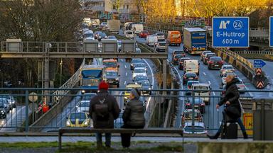 Stau auf einer Stadtautobahn.