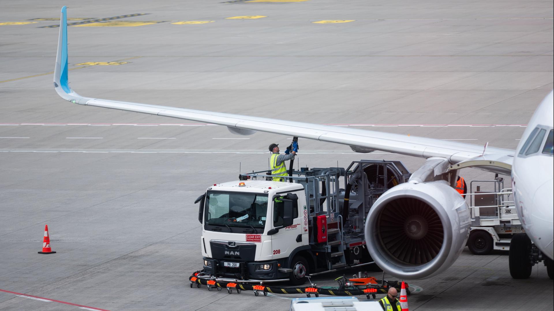 Ein Flugzeug steht am Flughafen und wird betankt. | Christophe Gateau/dpa