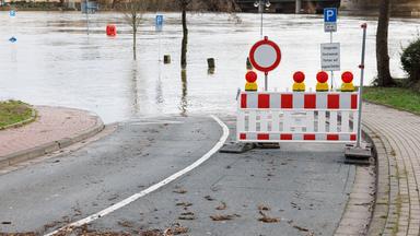 Blick auf die überflutete Zufahrt zu einem Parkplatz in Minden in Nordrhein-Westfalen.