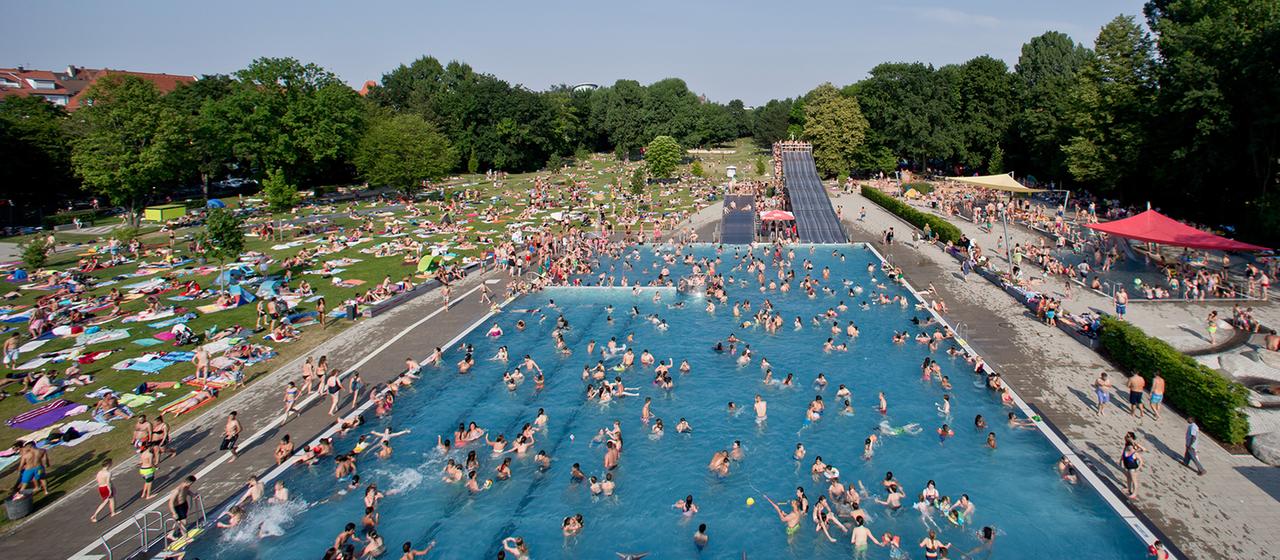 Badegäste tummeln sich in einem Freibad.
