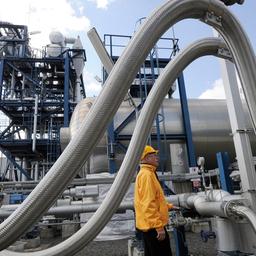 Ein Mitarbeiter kontrolliert in Schwarze Pumpe (Brandenburg) einen Druckanzeiger an den Tanks zur CO2-Speicherung. (Archivbild: 05.05.2011)