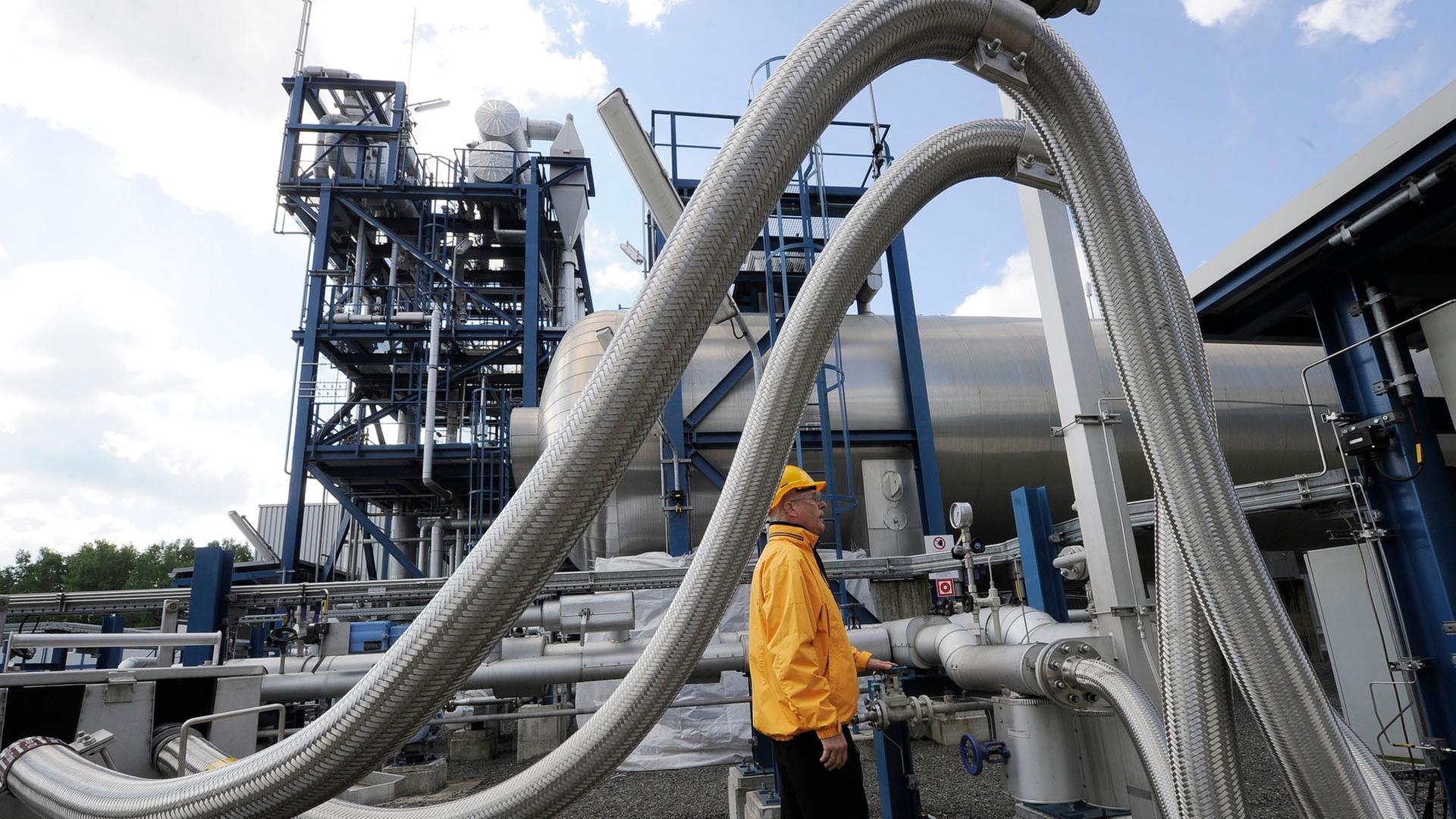 Ein Mitarbeiter kontrolliert in Schwarze Pumpe (Brandenburg) einen Druckanzeiger an den Tanks zur CO2-Speicherung. (Archivbild: 05.05.2011) | picture alliance / dpa