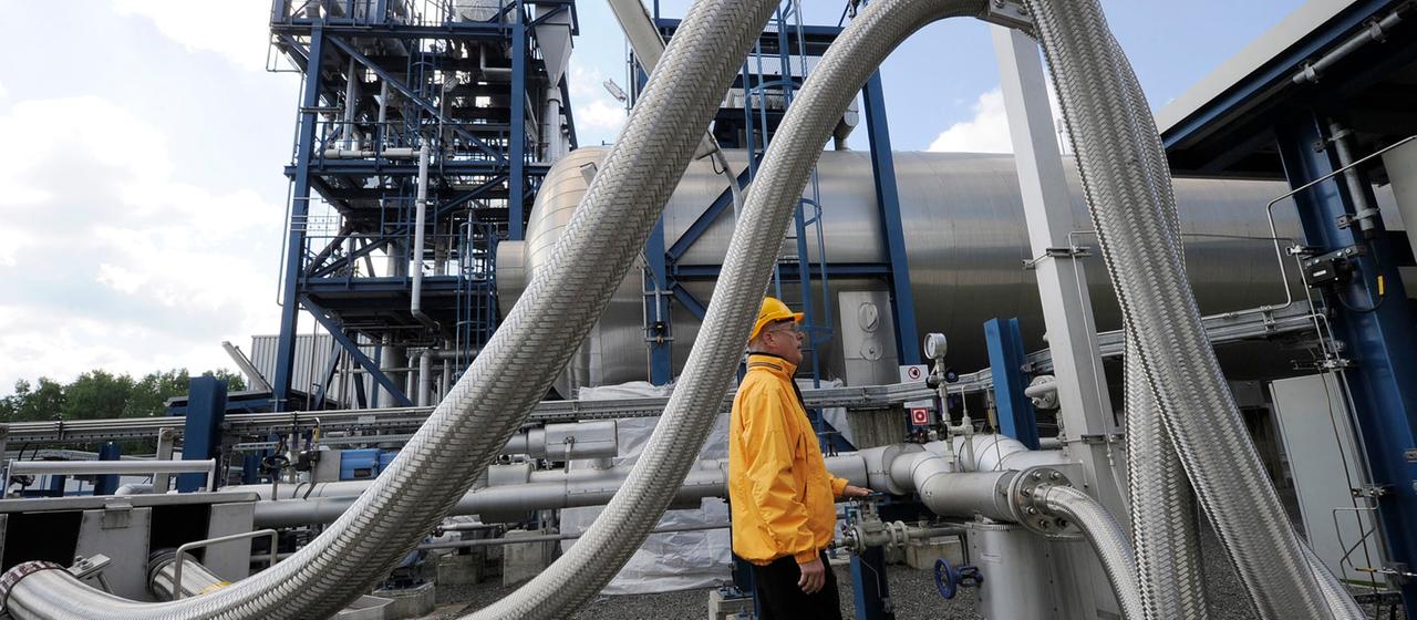 Un empleado comprueba un indicador de presión en los depósitos de almacenamiento de CO2 de Schwarze Pumpe (Brandenburgo). (Imagen de archivo: 5 de mayo de 2011)