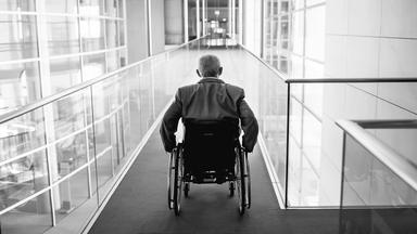 Wolfgang Schäuble in einem Gang im Bundestag 