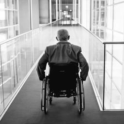 Wolfgang Schäuble in einem Gang im Bundestag 