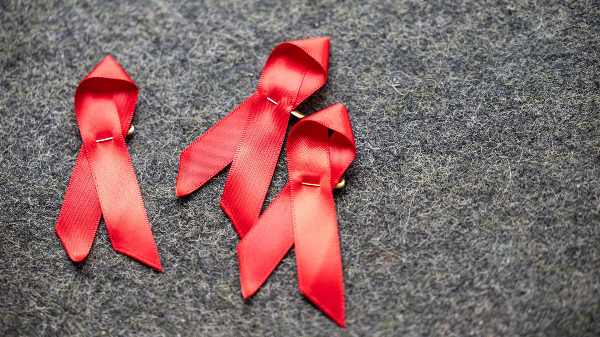 Drei rote Aids-Schleifen. | dpa