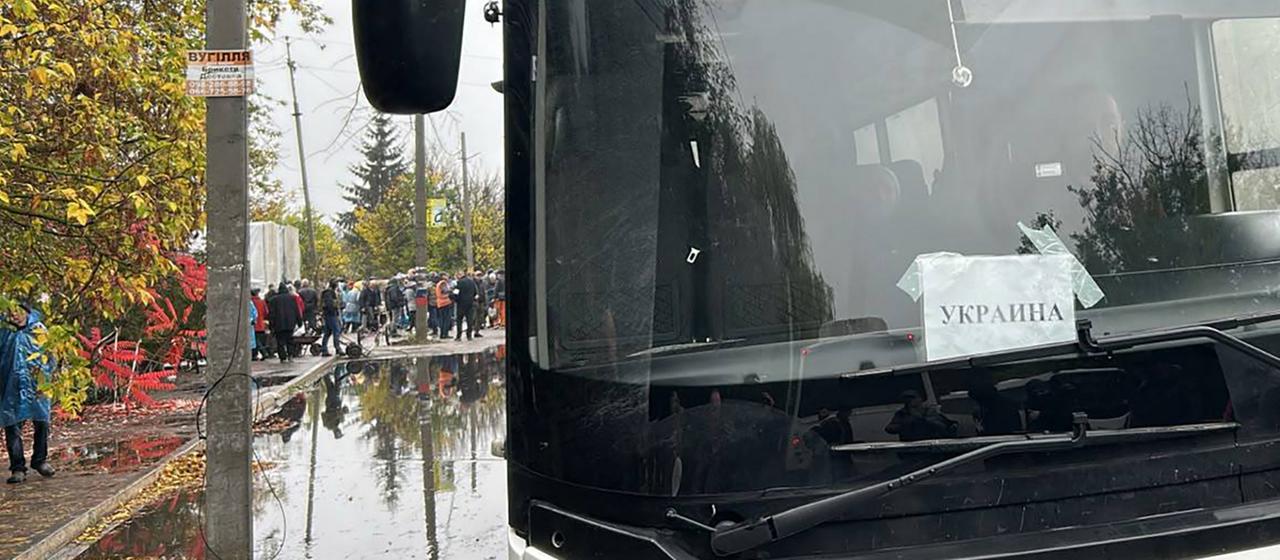 Ein Bus mit dem Schild "Ukraine" in der Windschutzscheibe steht im ukrainischen Oleschky