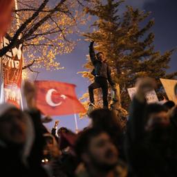 Istanbul: Menschen rufen Parolen während einer Protestkundgebung gegen die Verhaftung des Istanbuler Bürgermeisters Ekrem Imamoglu (20.03.2025)