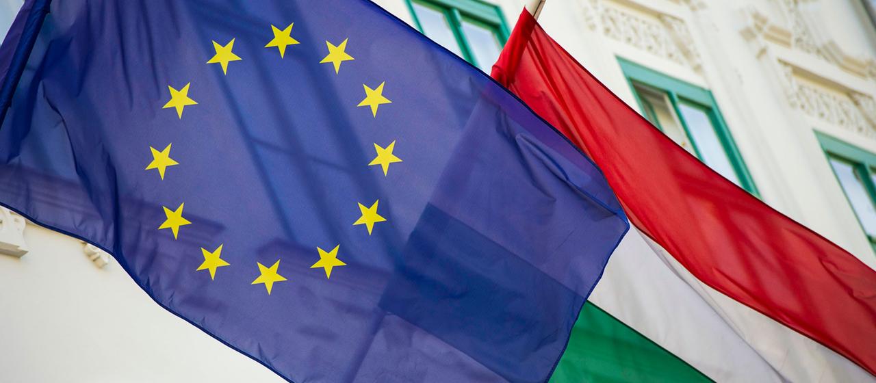 Flaggen der EU und von Ungarn in Budapest