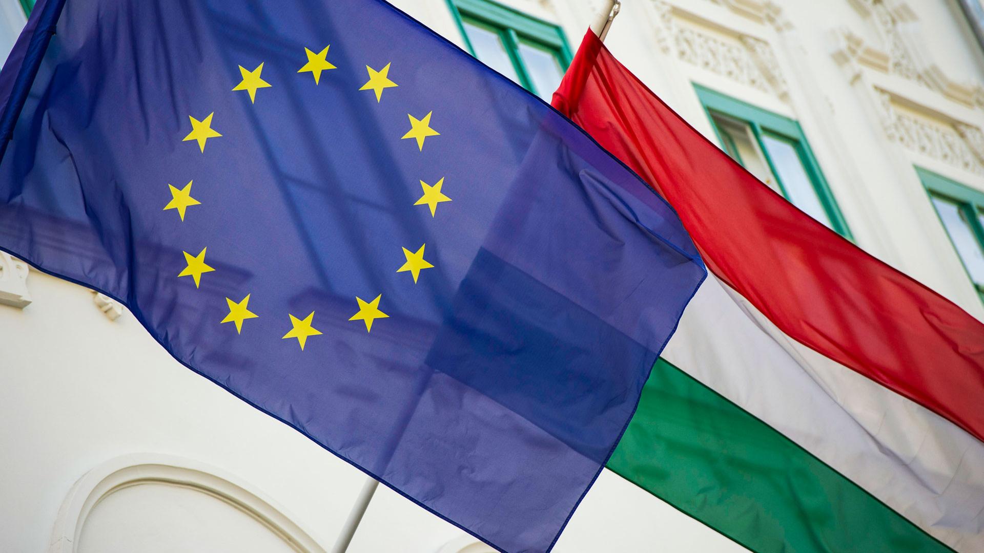 Flaggen der EU und von Ungarn in Budapest | picture alliance / Zoonar
