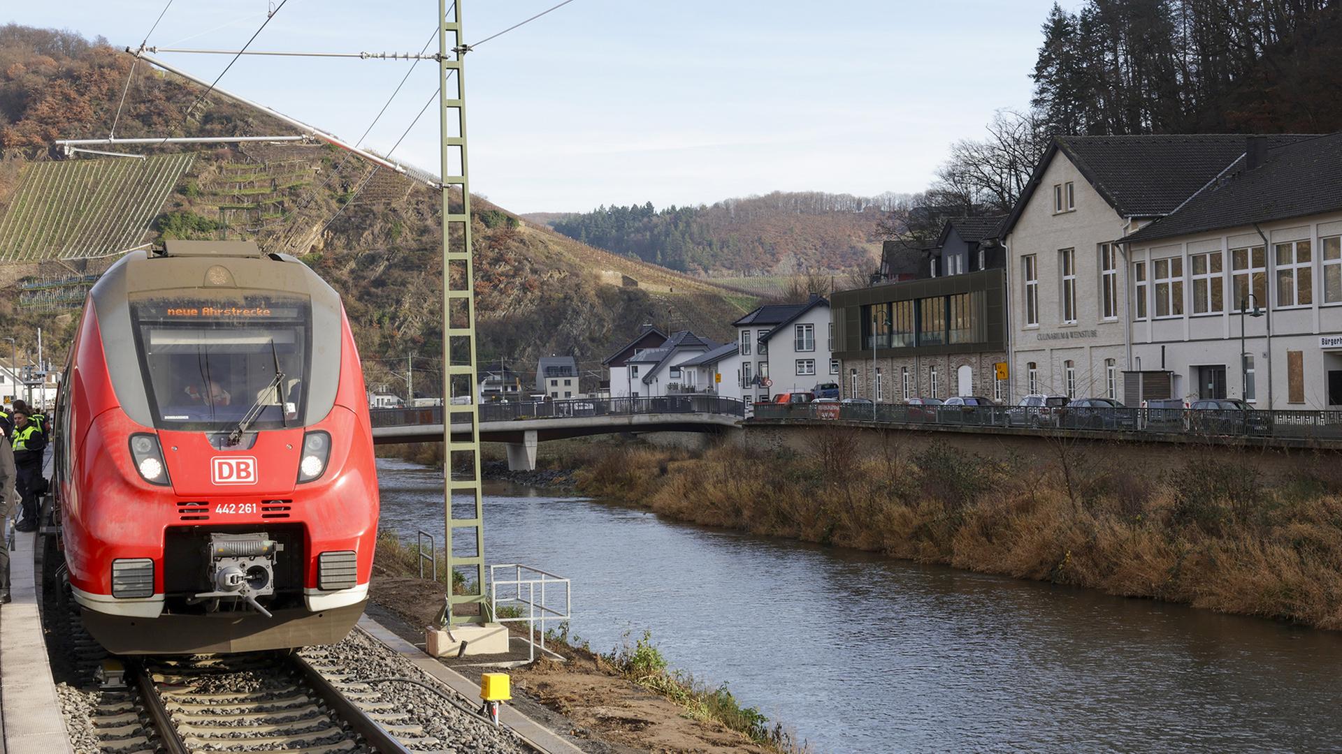 EIn Regionalzug steht auf den Gleisen der neuen Ahrtalbahnstrecke. | EPA