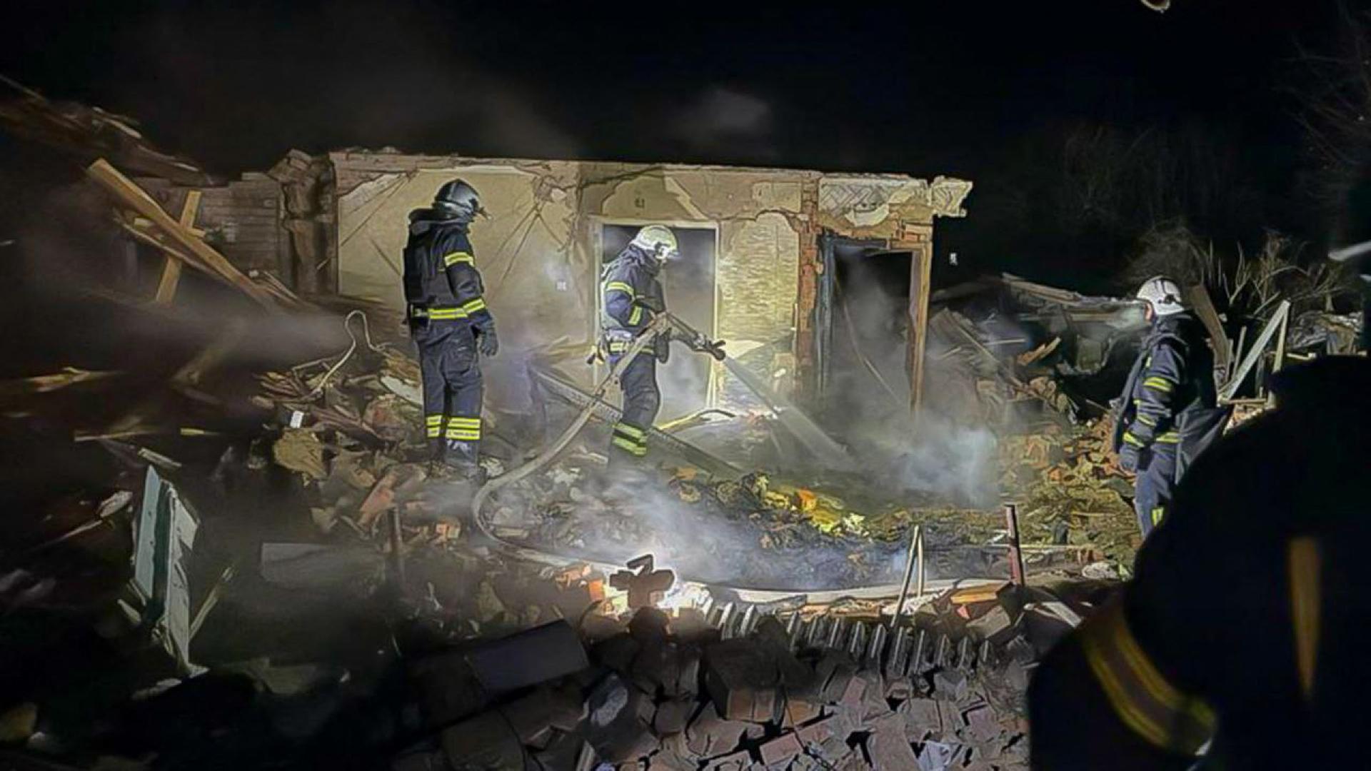 Das vom ukrainischen Katastrophenschutz zur Verf�gung gestellte Bild zeigt Einsatzkr�fte der Feuerwehr, die in der Region Charkiw einen Brand an einem Wohnhaus l�schen | Ukrainischer Katastrophenschutz