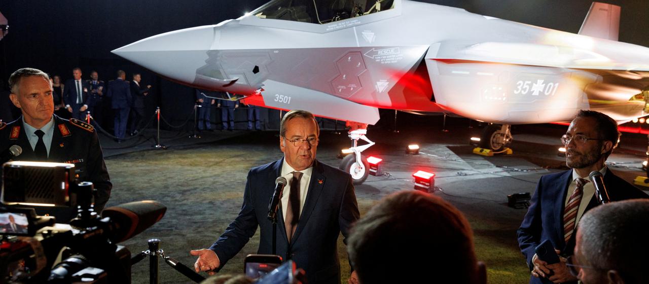 Boris Pistorius bei der Übergabe des ersten F-35-Kampfjets in den USA.