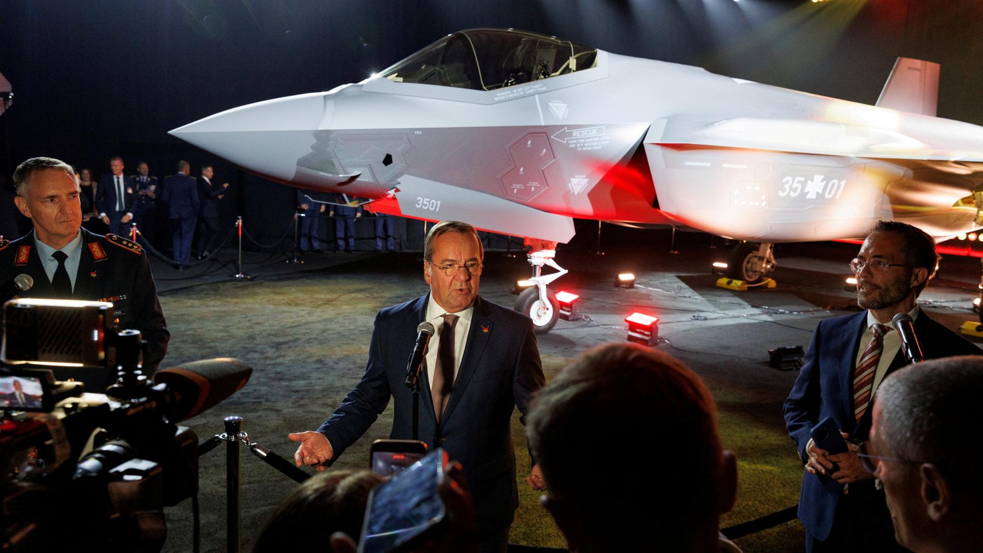 Boris Pistorius bei der Übergabe des ersten F-35-Kampfjets in den USA. | REUTERS