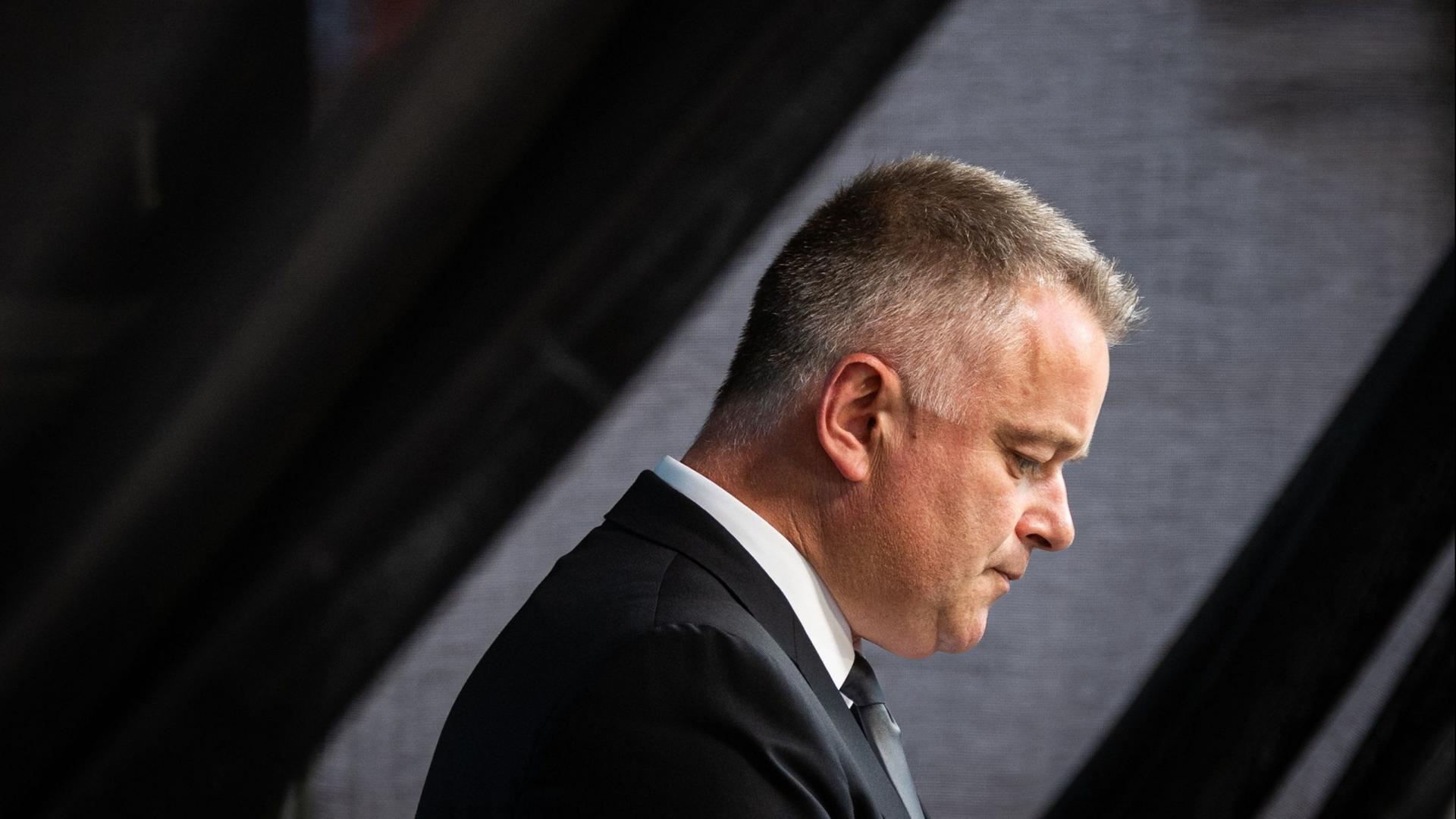 Ministerpräsident Schnieder entschuldigt sich für Staatsversagen im Ahrtal