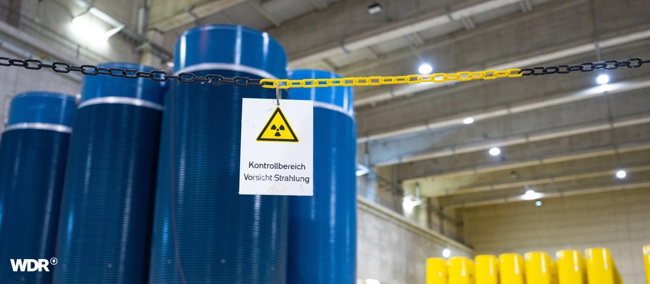 Auf einem Schild in einer Halle des Zwischenlagers für Atommüll in Ahaus steht: Kontrollbereich - Vorsicht Strahlung