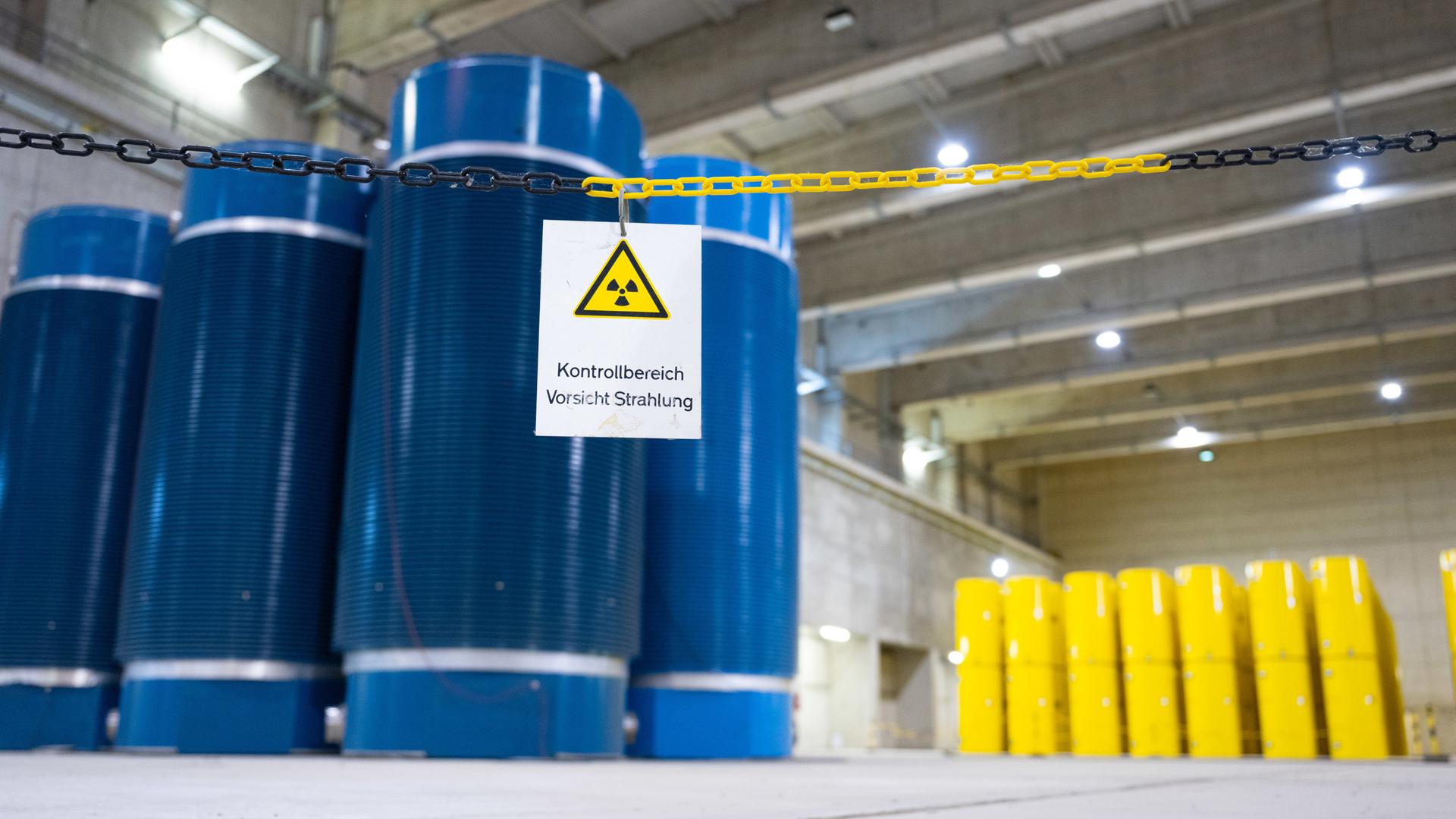 Auf einem Schild in einer Halle des Zwischenlagers fÃ¼r AtommÃ¼ll in Ahaus steht: Kontrollbereich - Vorsicht Strahlung | dpa / Guido Kirchner