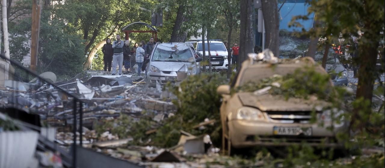 Durch russische Angriffe zerstörte Autos in einem Kiewer Wohnviertel
