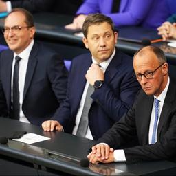 Friedrich Merz, Lars Klingbeil und Alexander Dobrindt sitzen auf der Regierungsbank im Bundestag.