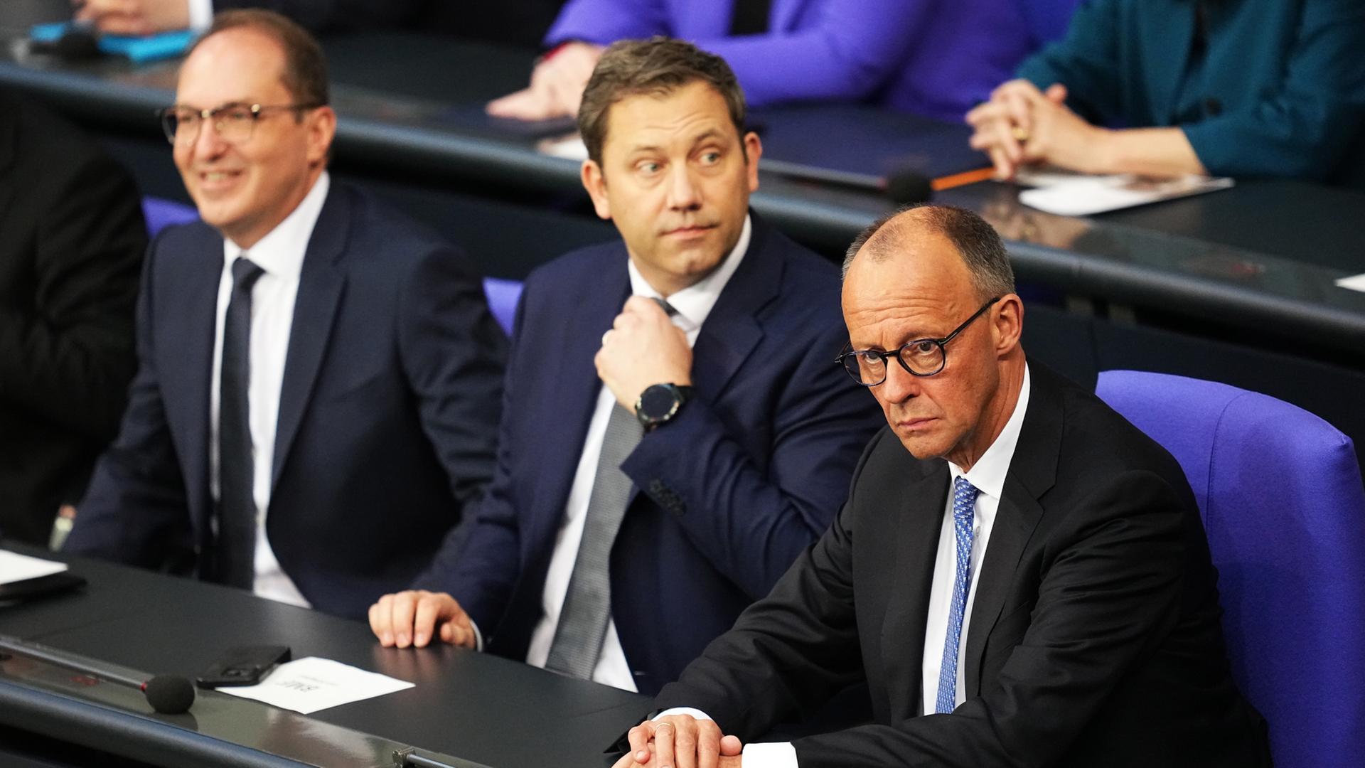 Julia Klöckner, CDU, gibt das Ergebnis des für Merz erfolgreichen zweiten  Wahlgangs bekannt