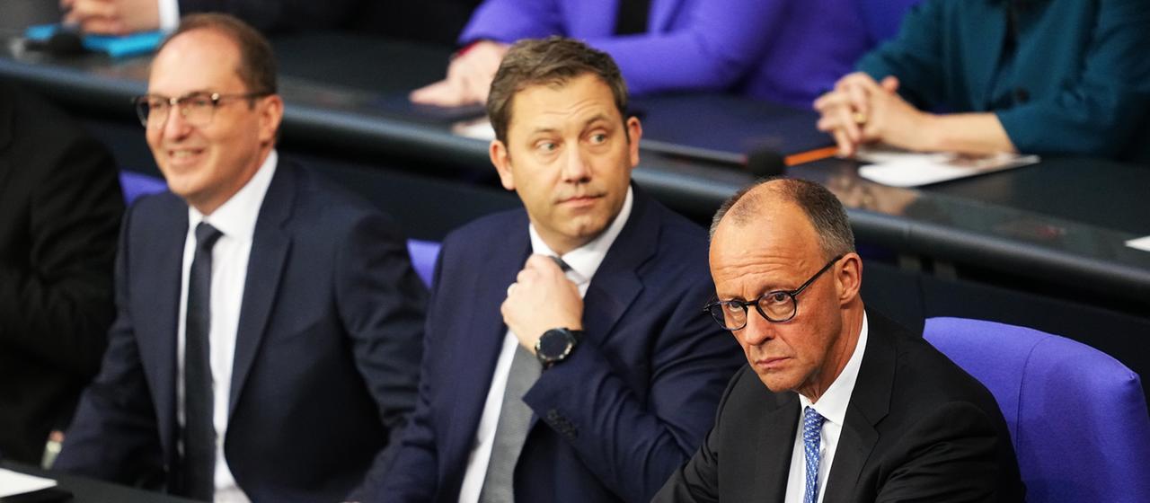 Friedrich Merz, Lars Klingbeil und Alexander Dobrindt sitzen auf der Regierungsbank im Bundestag.