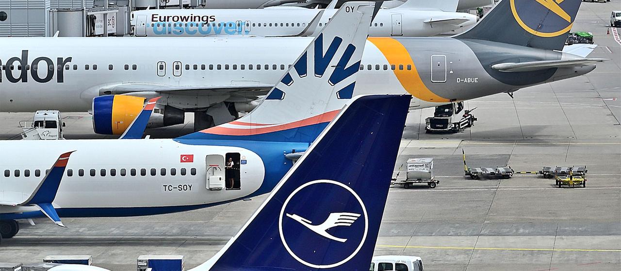 Flugzeuge verschiedener Airlines während der Abfertigung am Frankfurter Flughafen Fraport.