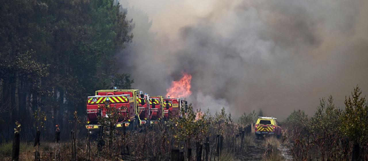 Feuerwehrleute bekämpfen einen Brand in der Nähe von Bordeaux.
