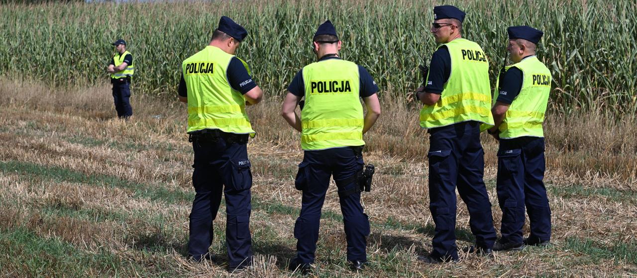 Polizisten sichern ein Maisfeld in Osiny (Polen). | EPA Polizisten sichern ein Maisfeld in Osiny (Polen).
