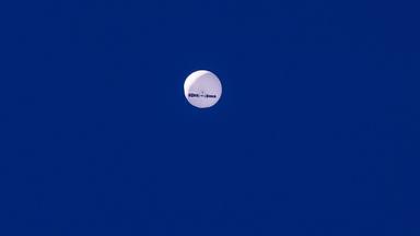 Eine US-Aufnahme eines Ballons über dem Atlantik bei South Carolina.