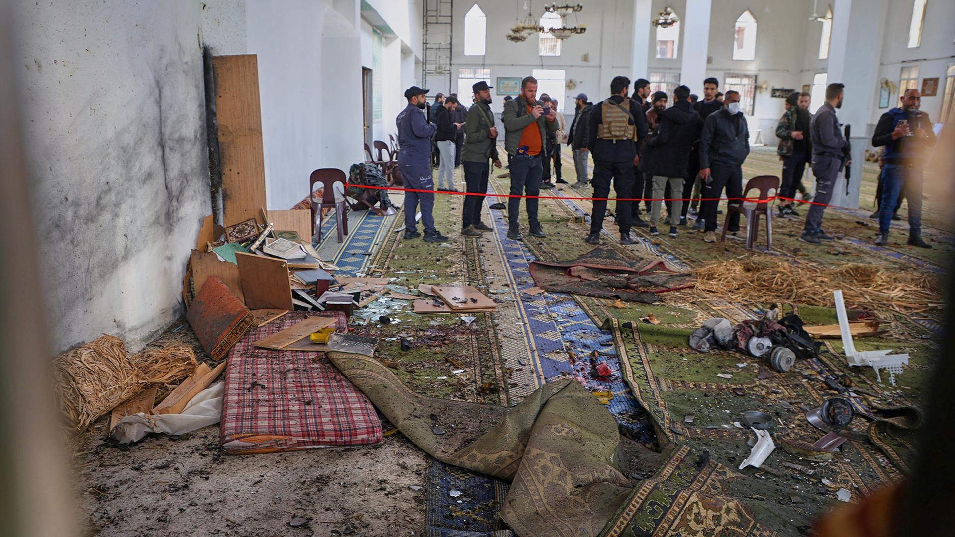 Syrische Sicherheitskräfte begutachten die Schäden nach einer Explosion in der Moschee Imam Ali bin Abi Talib in Homs. | AP