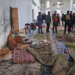 Syrische Sicherheitskräfte begutachten die Schäden nach einer Explosion in der Moschee Imam Ali bin Abi Talib in Homs.