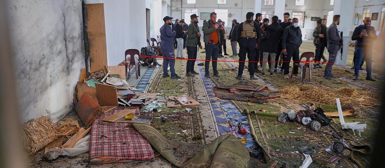 Syrische Sicherheitskräfte begutachten die Schäden nach einer Explosion in der Moschee Imam Ali bin Abi Talib in Homs.