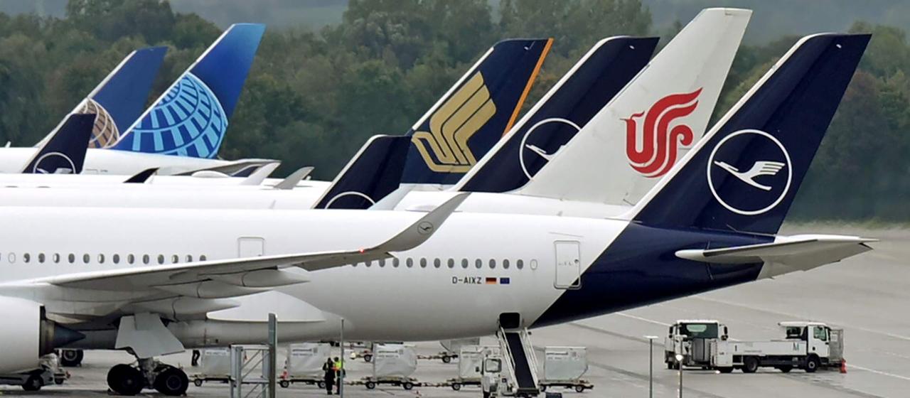 Flugzeuge von United Airlines, Singapore Airlines, Air China und Lufthansa.