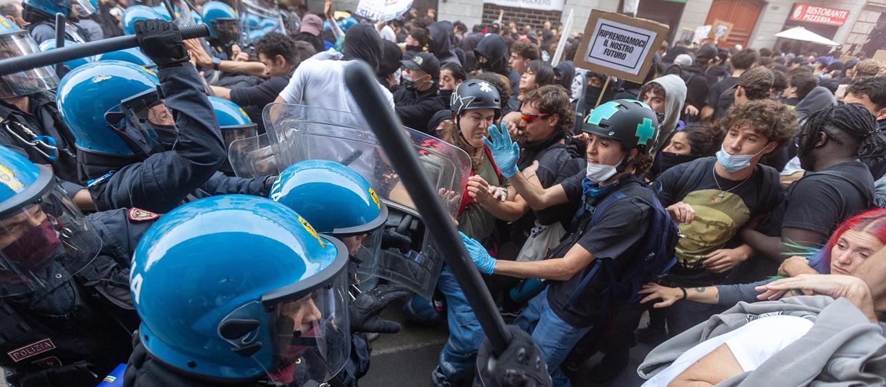 Demonstranten und Bereitschaftspolizei treffen bei einer Demonstration in Mailand aufeinander