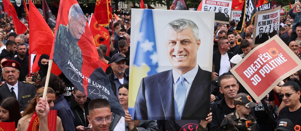 Ein Plakat mit dem Konterfei von Hashim Thaci ist bei einer Demo zu sehen.