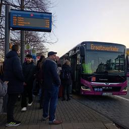 Ein Ersatzbus steht an der Historischen Stadthalle in Wuppertal