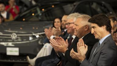 Der kanadische Premierminister Justin Trudeau (rechts) und der Premierminister von Ontario, Doug Ford, klatschen während einer Ankündigung über ein Volkswagen-Elektrofahrzeug-Batteriewerk.