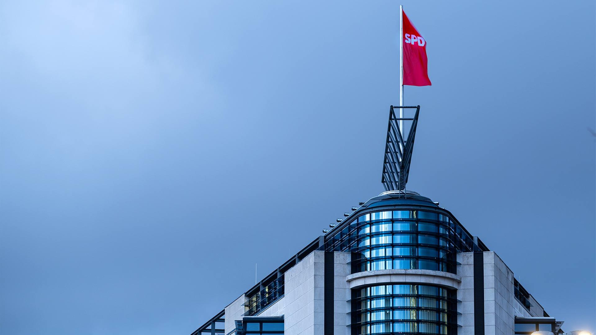 SPD Fahne auf dem Willy-Brandt-Haus | picture alliance/dpa