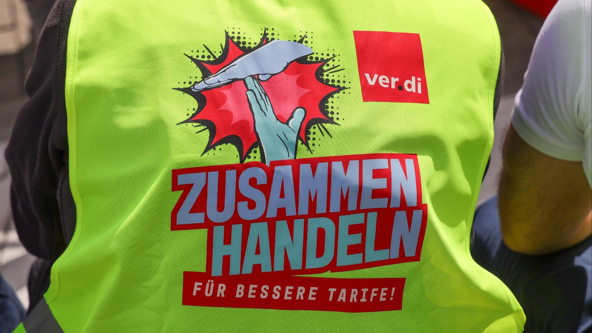 Arbeitnehmer mit Streik-Warnweste (Quelle: picture alliance/Snowfield Photography/D. Kerlekin/Snowfield Photograph) | picture alliance/Snowfield Photography/D. Kerlekin/Snowfield Photograph