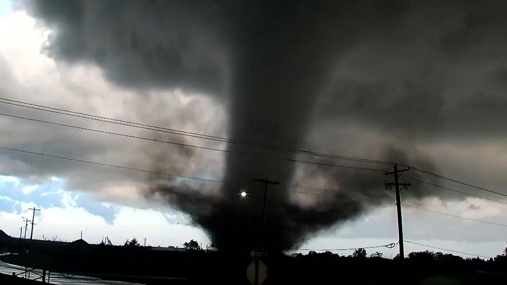 Ãber einem Highway ist ein dunkler Tornado zu sehen. | Uncredited/KWTV/KOTV via AP/dpa