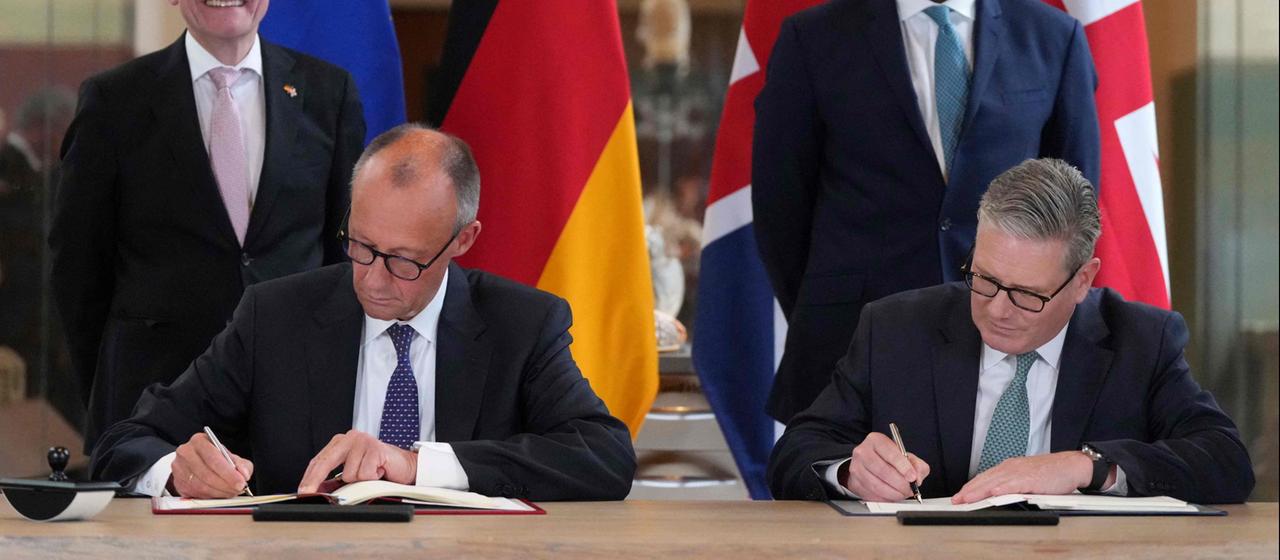 Friedrich Merz und Keir Starmer unterzeichnen den deutsch-britischen Freundschaftsvertrag.