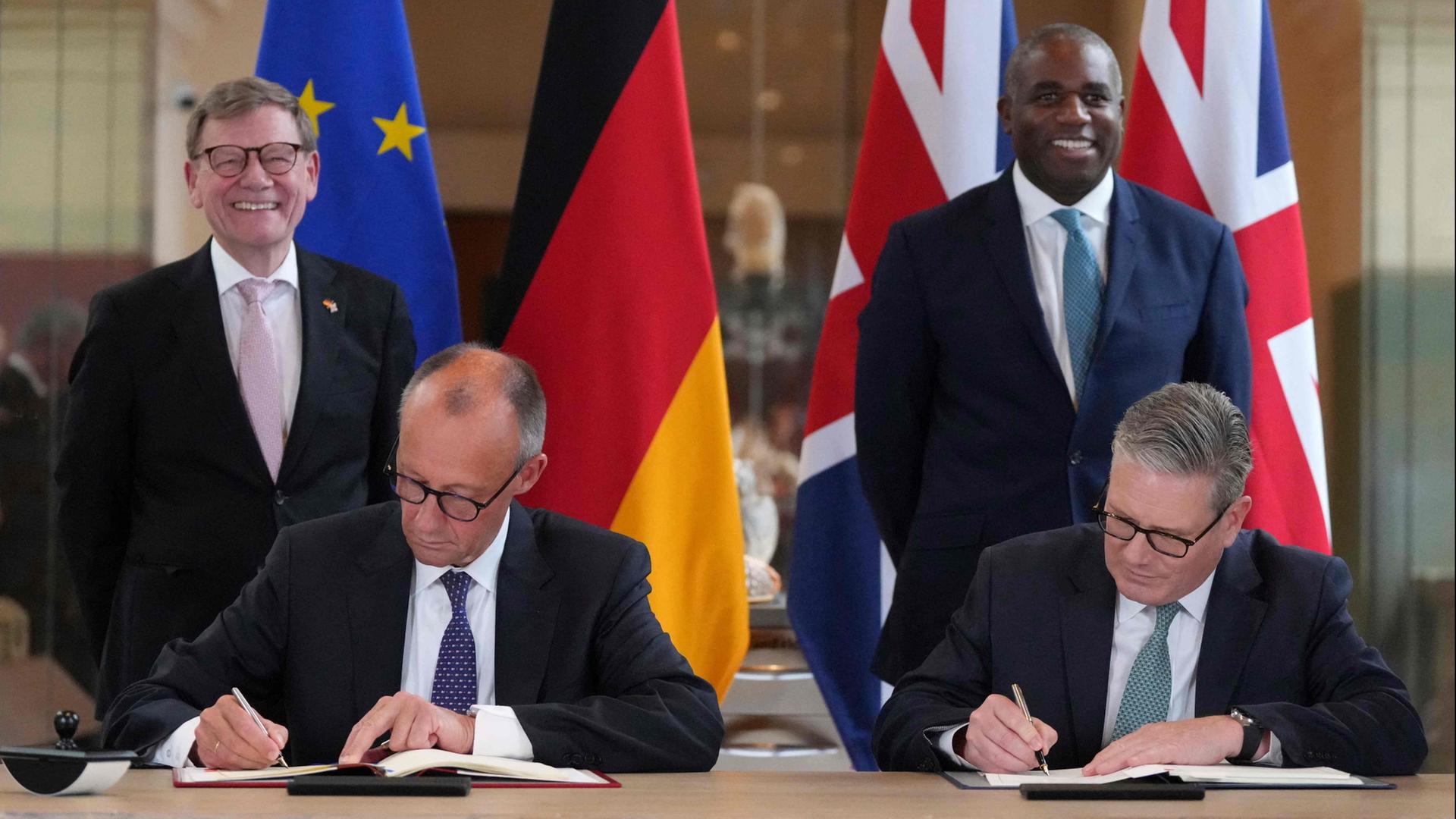 Friedrich Merz und Keir Starmer unterzeichnen den deutsch-britischen Freundschaftsvertrag. | AFP