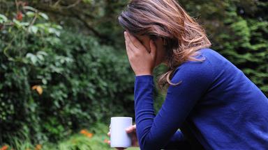 Eine Frau mit Anzeichen von Depressionen.