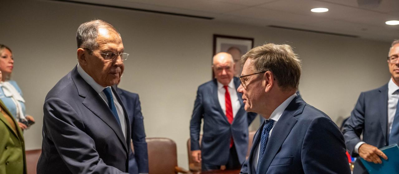 Sergej Lawrow und Johann Wadephul beim Händeschütteln nach einem Treffen in New York.