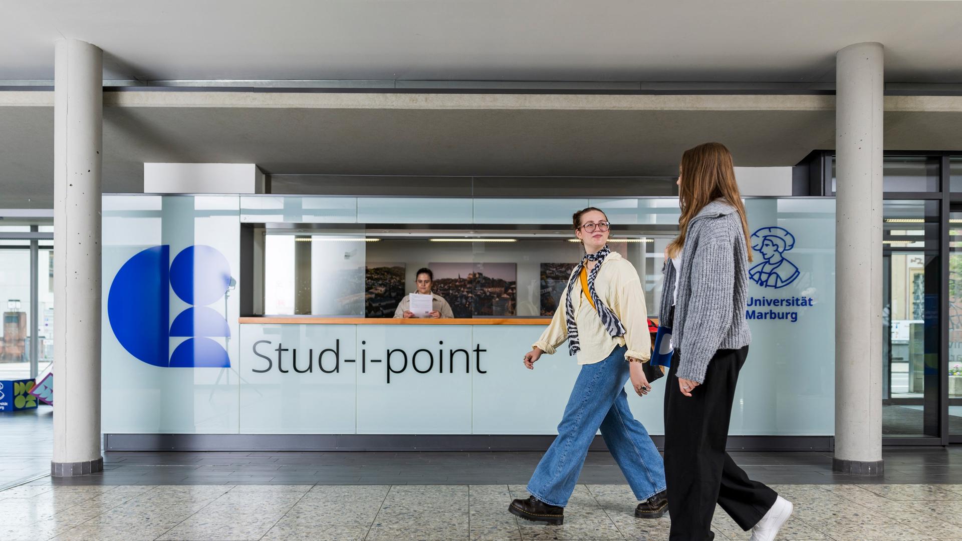 Zwei Studentinnen laufen in einem Gebäude der Uni Marburg. | Christian Stein/Uni Marburg