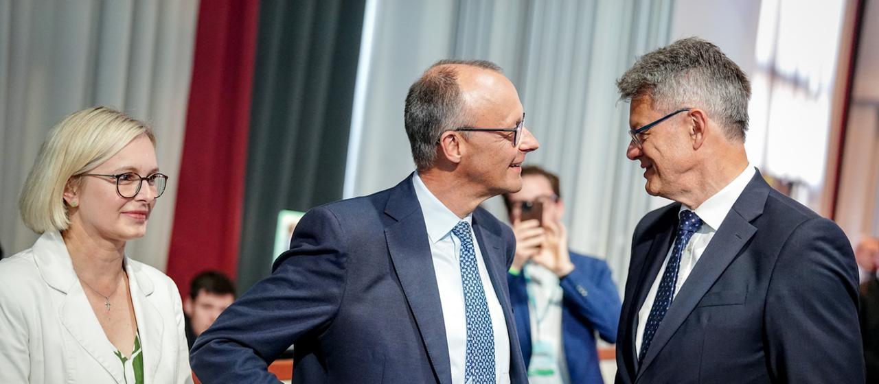 Christiane Schenderlein, Friedrich Merz und Patrick Schnieder (Archivbild vom 28.04.2025)