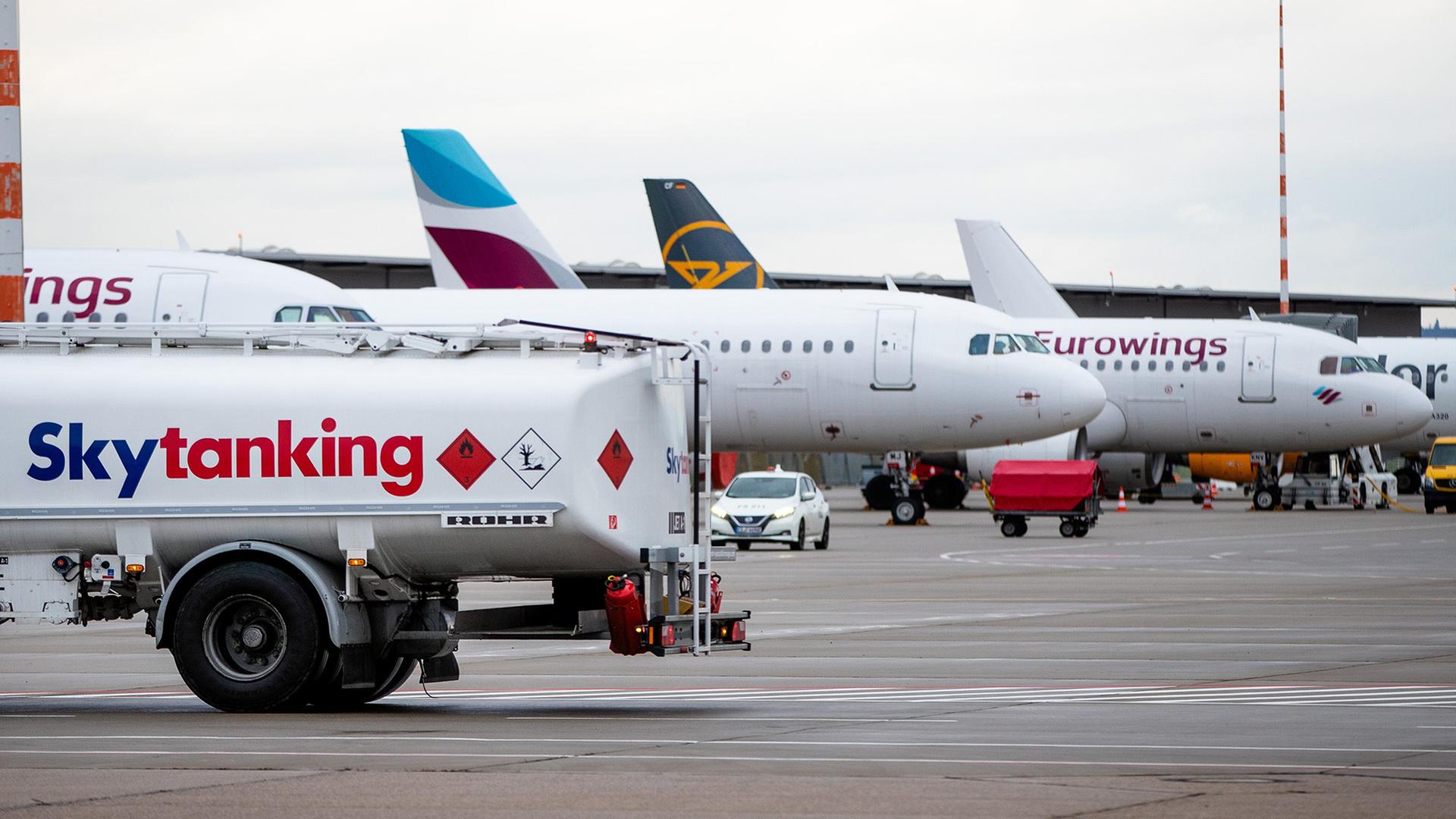Ein Tankfahrzeug fÃ¤hrt am Flughafen Stuttgart an parkenden Flugzeugen vorbei. | picture alliance/dpa