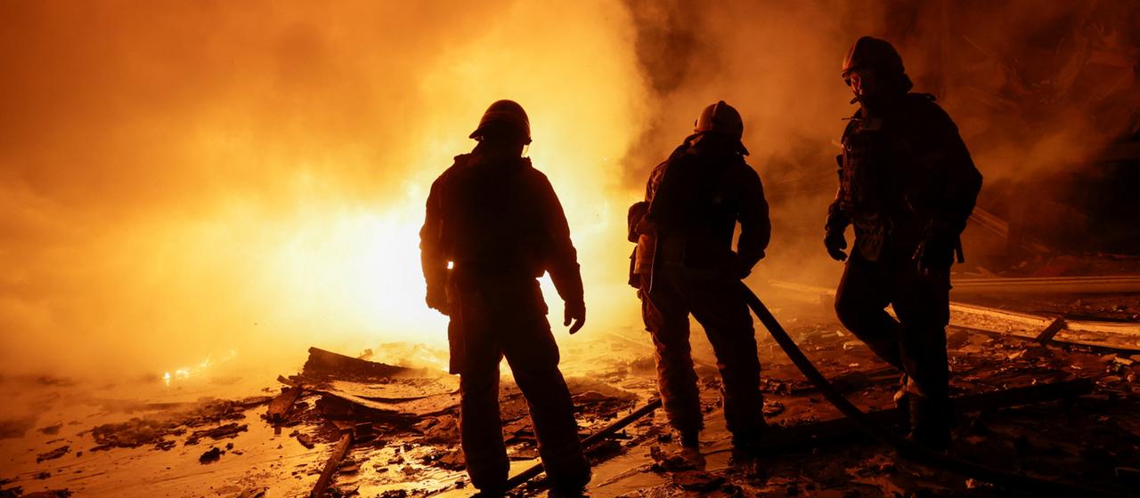 Feuerwehrleute löschen einen Brand nach einem russischen Angriff auf Charkiw