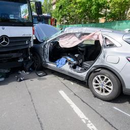  Ein LKW und ein Auto stehen nach einem Unfall auf einer Kreuzung.
