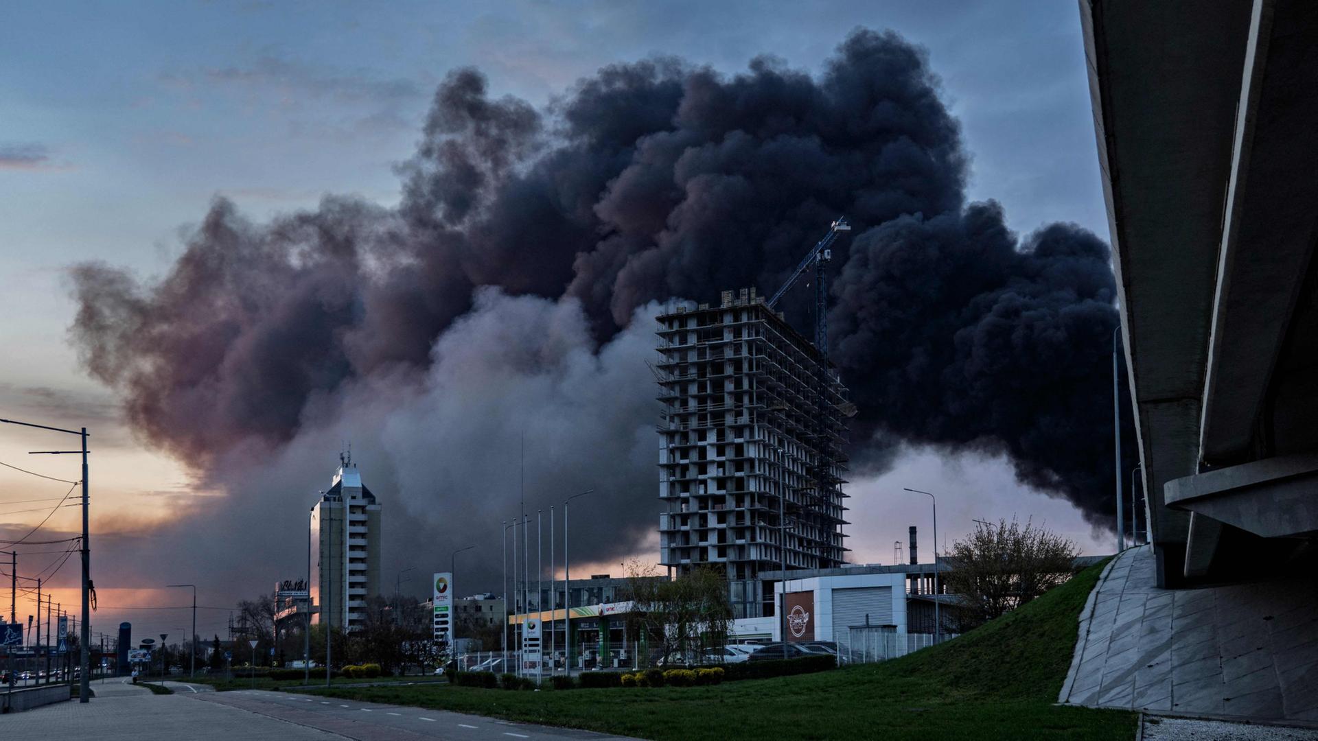 Nach einem russischen Angriff am 16. April 2026 steigt Rauch über Kiew auf. | Photo by Serhii Okunev / AFP